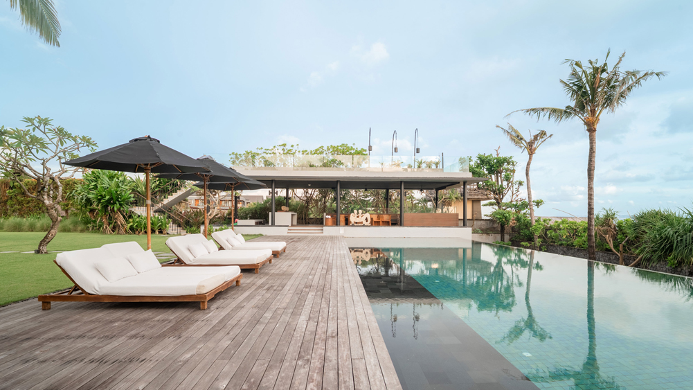 Arnalaya Beach House - Relaxing pool area and bale
